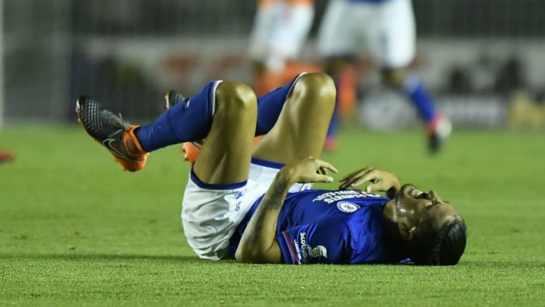 Enzo Roco, lesionado en un partido de Cruz Azul