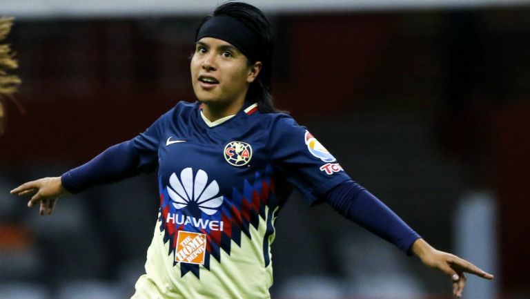 Lucero Cuevas festeja gol con América