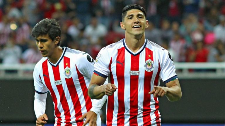 Alan Pulido festeja un gol con Chivas en la Concachampions