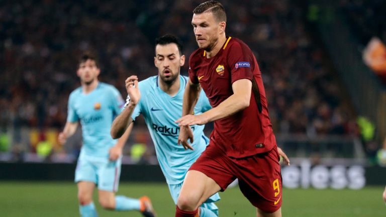 Dzeko disputa un balón contra el Barça en Champions 