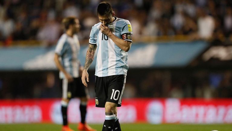 Messi se lamenta en juego de Argentina 