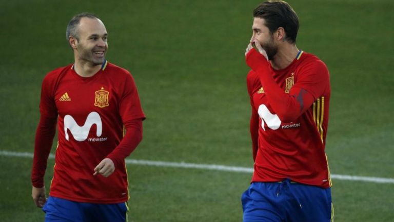 Iniesta y Ramos en un entrenamiento de la España