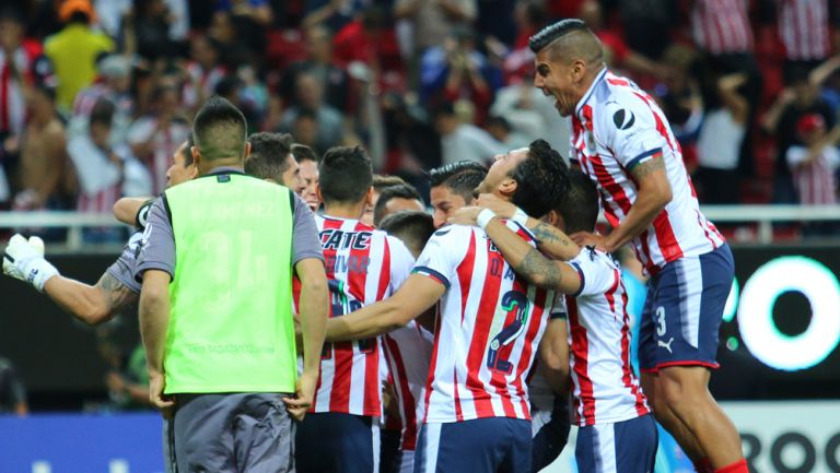 Jugadores de Chivas celebran el título de Concachampions