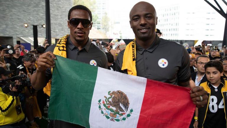 Santonio Holmes y Willie Parker posan con una bandera de México