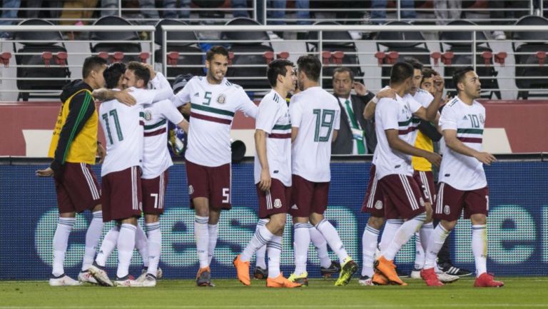 Jugadores de México festejan un gol contra Islandia