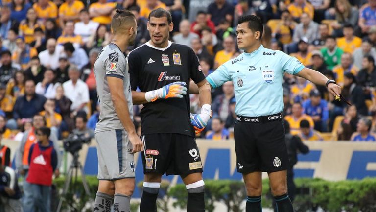 Pérez Durán, Nahuel y Sánchez discuten tras marcar el penalti