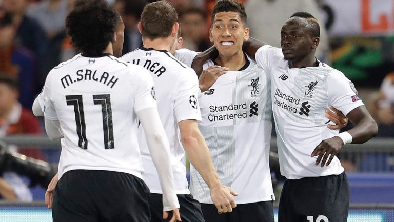 Futbolistas del Liverpool festejan un gol contra la Roma