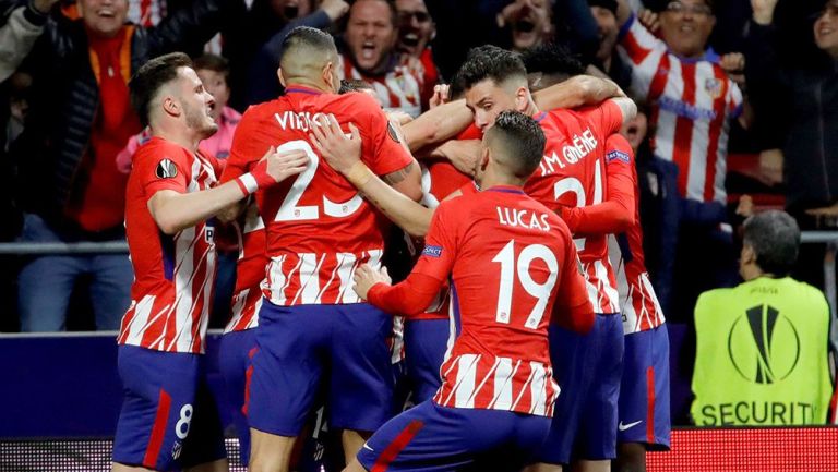 Jugadores del Atlético celebran el gol contra Arsenal