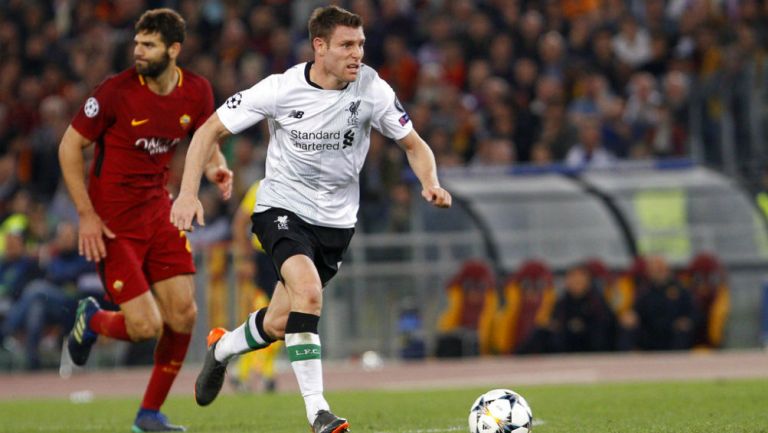Milner conduce el balón frente a la Roma en Champions League 