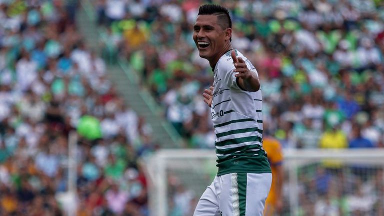 Osvaldo Martínez celebra un gol contra Tigres