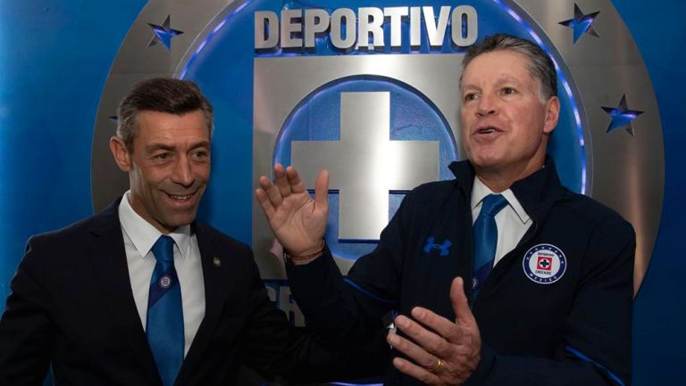 Peláez junto a  Pedro Caixinha en conferencia con Cruz Azul