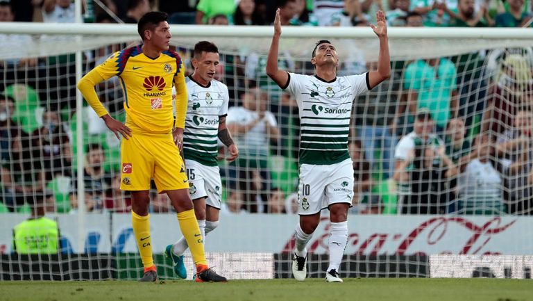 Osvaldo Martínez celebra el primer gol del partido