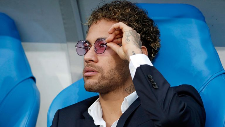 Neymar observa Final de la Copa de Francia 