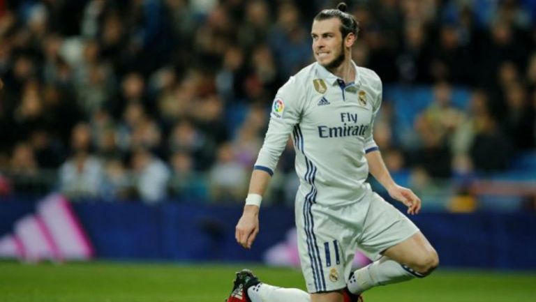 Bale sonríe durante un partido 