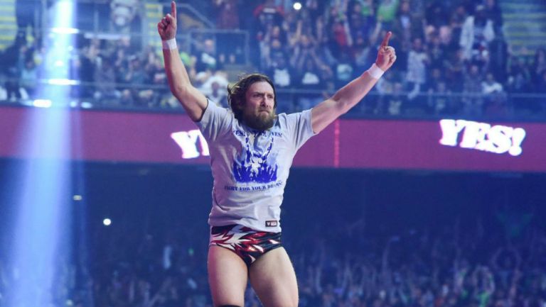 Daniel Bryan hace su entrada en WWE