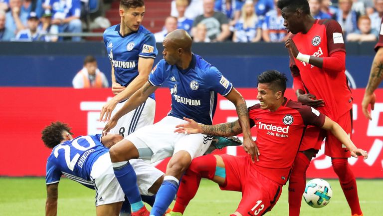 Salcedo disputa un balón frente al Schalke 04