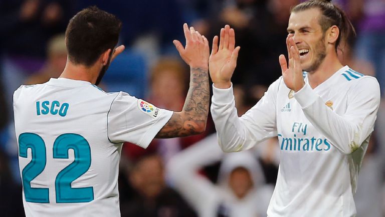 Bale celebra un gol con Isco