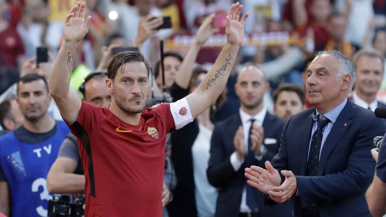 Totti, durante su despedida en el Olímpico de Roma