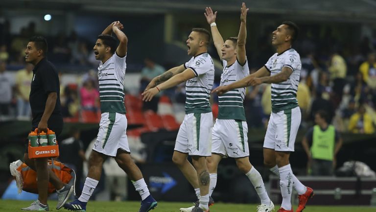 Jugadores de Santos celebran un gol contra el América