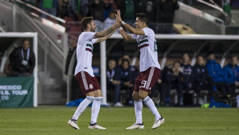 Layún y Molina celebran gol