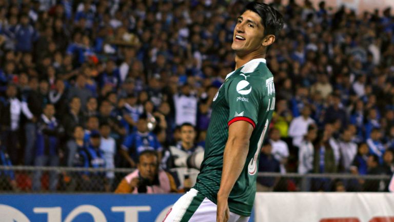 Alan Pulido durante un partido contra Querétaro