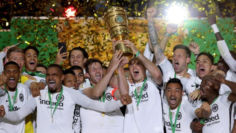 Jugadores del Eintracht Frankfurt ceelebran tras ganar la DFB Pokal