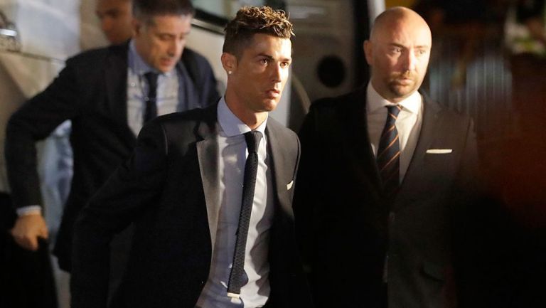 Cristiano Ronaldo baja del autobús del Real Madrid