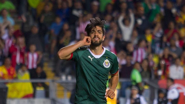 Rodolfo Pizarro festeja un gol con Chivas