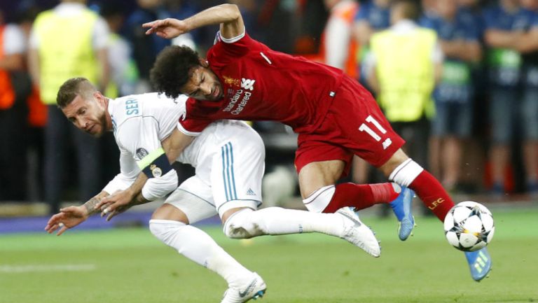 Sergio Ramos comete falta a Mohamed Salah en Champions League