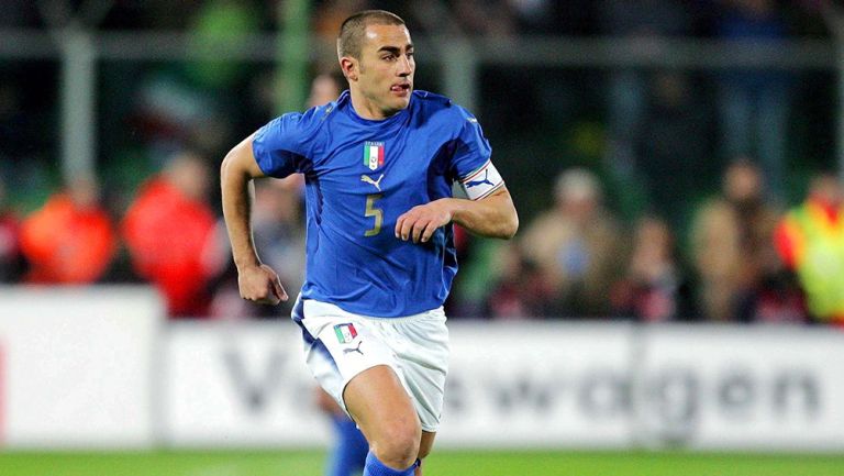 Fabio Cannavaro en un partido con Italia 