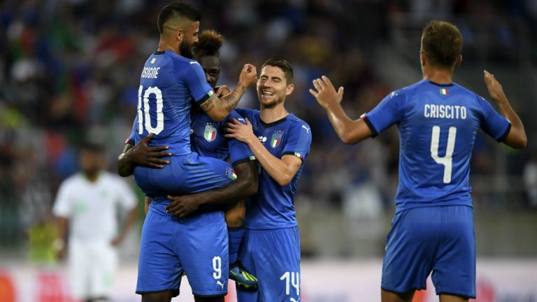 Italia festeja gol de Balotelli frente a Arabia Saudita