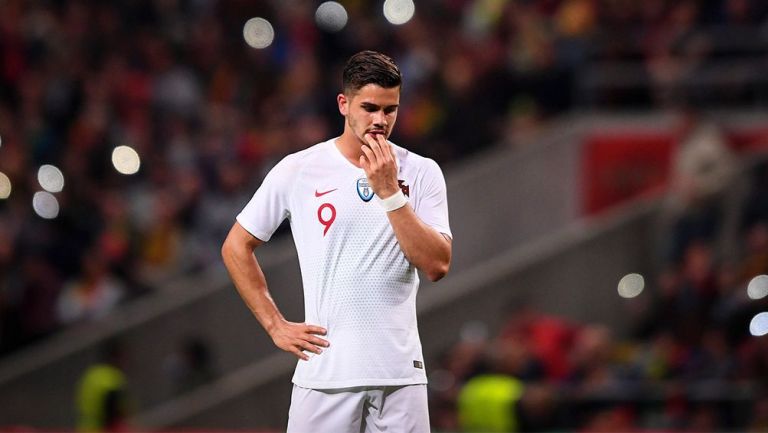 André Silva se lamenta durante el juego de Portugal contra Túnez