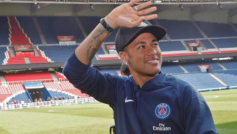 Neymar saluda a la afición del PSG 