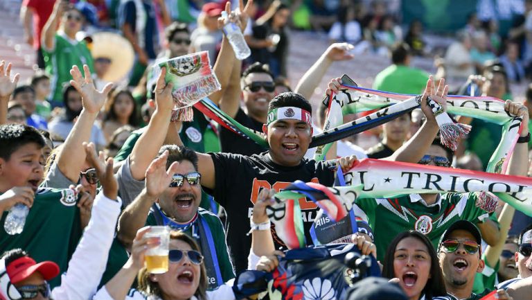 Aficionados apoyan a Selección Mexicana en amistoso 