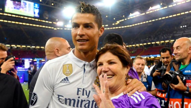 Cristiano Ronaldo posa con su madre tras coronarse en Champions