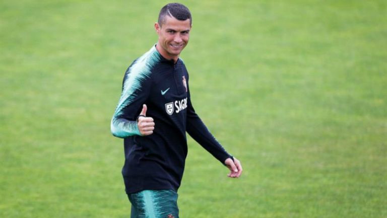 Cristiano posa en el entrenamiento de Portugal