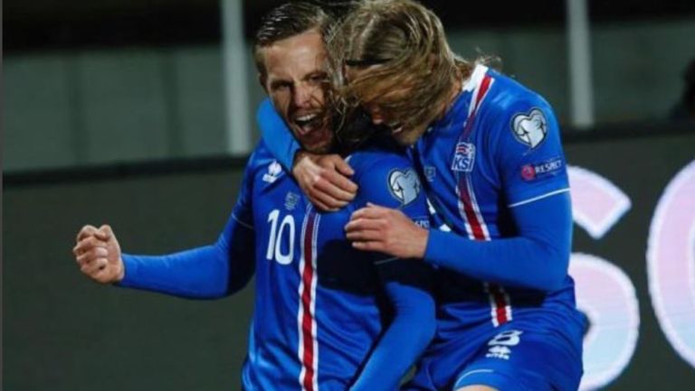 Sigurdsoon festeja un gol con Islandia