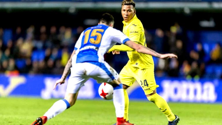 Roger Martinez conduce el esférico en un juego con el Villarreal