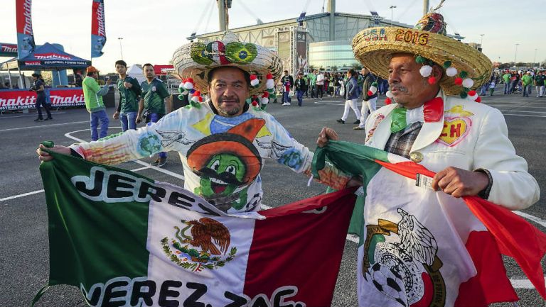 Aficionados alientan en amistoso a la Selección Mexicana 