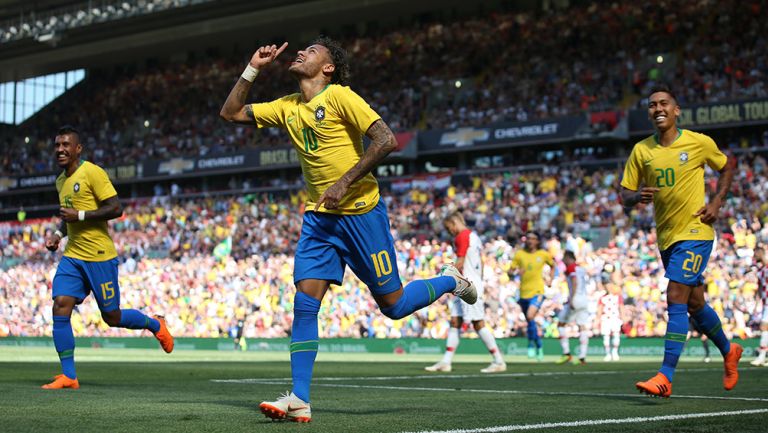 Neymar celebra su más reciente gol con la Selección de Brasil