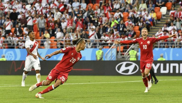 Yussuf Poulsen festeja su gol contra Perú en Rusia 2018