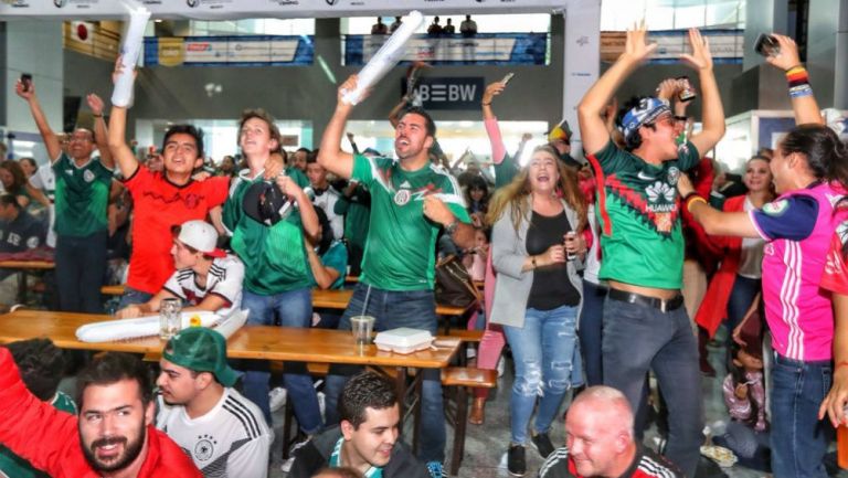 Aficionados del Tri festejan el gol de Lozano frente a Alemania