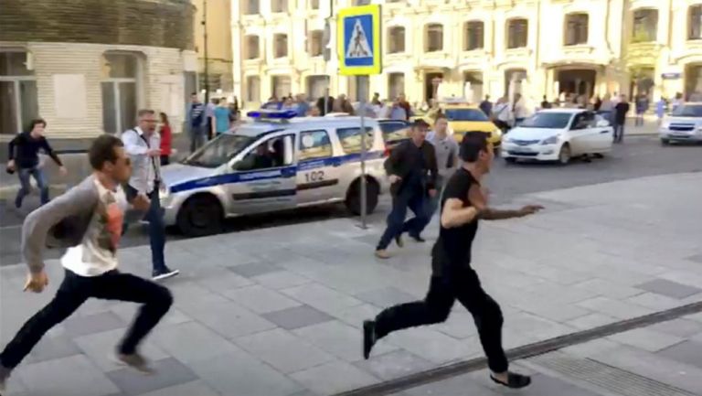 Taxista (negro) corre tras atropellar a 8 personas en Moscú