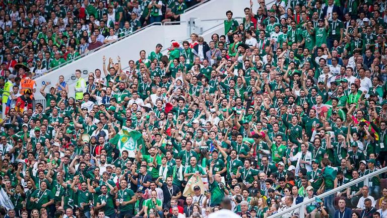 Aficionados de México gritan durante el partido contra Alemania