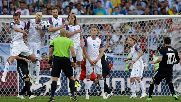 Jugadores de Islandia tapan tiro de Messi 