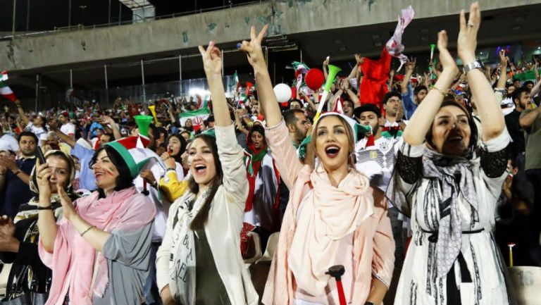 Mujeres observan el partido de Irán vs España en estadio de Teherán