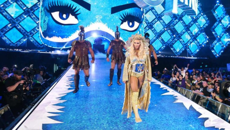 Charlotte Flair caminando al ring de WWE 
