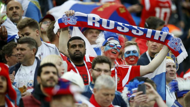 Aficionados rusos apoyan a su selección en la Copa del Mundo 