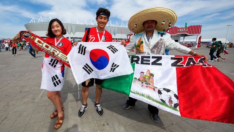 Aficionados de Corea y México, previo al partido