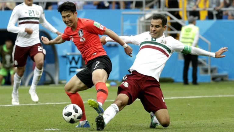 Rafa Márquez disputa un balón con Son Heung-min
